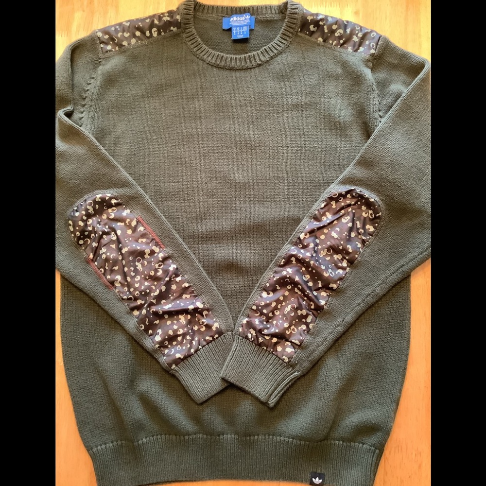 ADIDAS GREEN PULLOVER SWEATER GREEN WITH CAMO TRIM AND ELBO PATCH MEN’S M